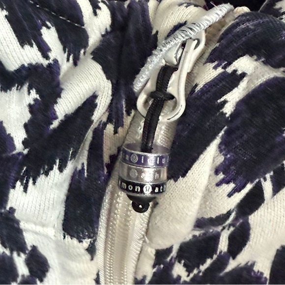 Lululemon Scuba Hoodie Black White Ikat Print – Women’s XS/S - Picture 4 of 9